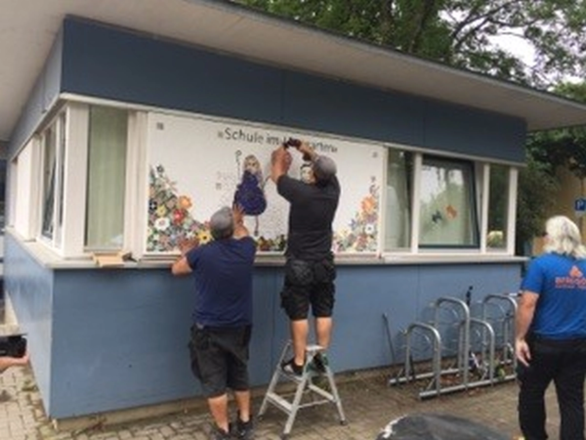 Natlie Ann Löffler, Installation of Mosaic art on Kindergarden wall